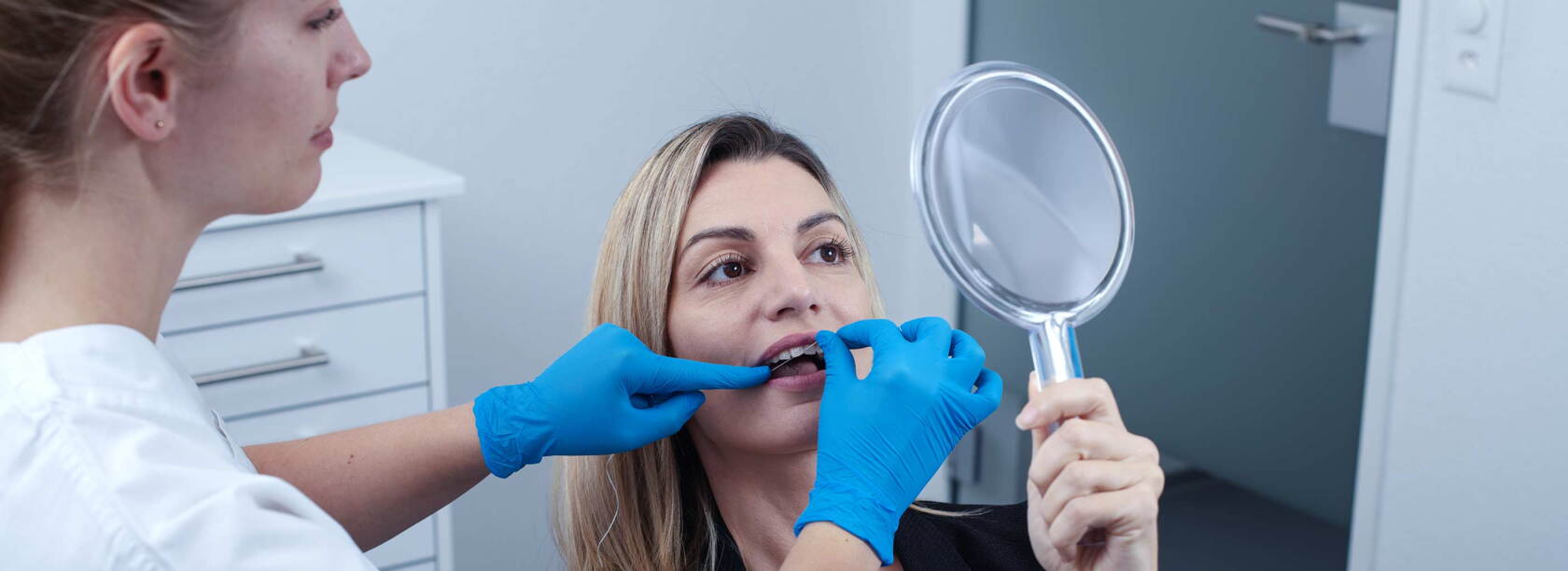 Dentalhygiene Behandlung bei Patientin Dentalhygiene Behandlung bei Patientin