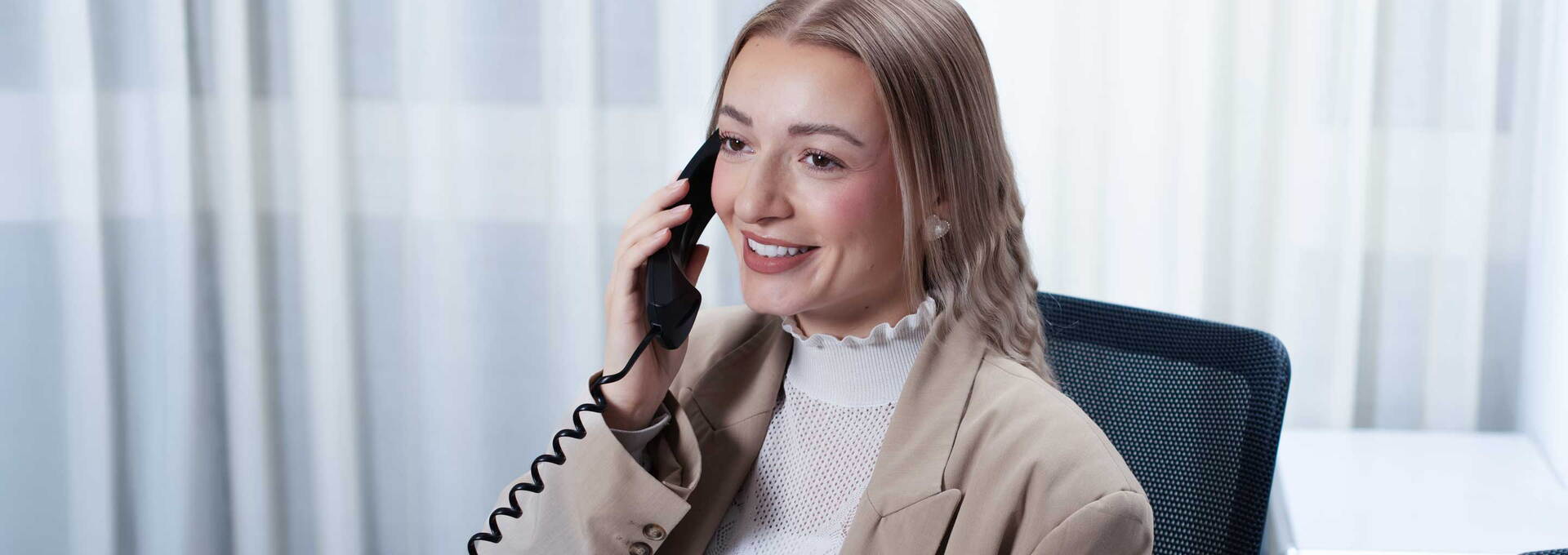 Sekretärin bei telefonischer Zuweisung Zahnarzt Sekretärin bei telefonischer Zuweisung Zahnarzt