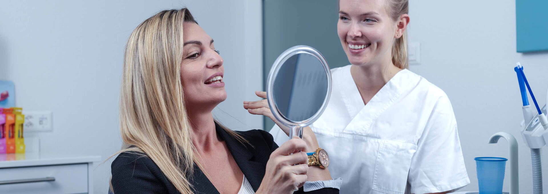 Patientin und Dentalhygienikerin, Dentalhygiene Team Patientin und Dentalhygienikerin, Dentalhygiene Team